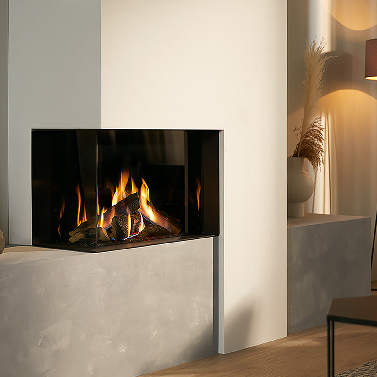 Trimline Fires 64 Corner haard in moderne woonkamer met zichtbare vlammen