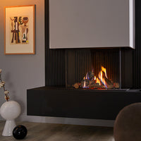 Trimline Fires 64 Panoramic ingebouwde gashaard in woonkamer met brandend houtset
