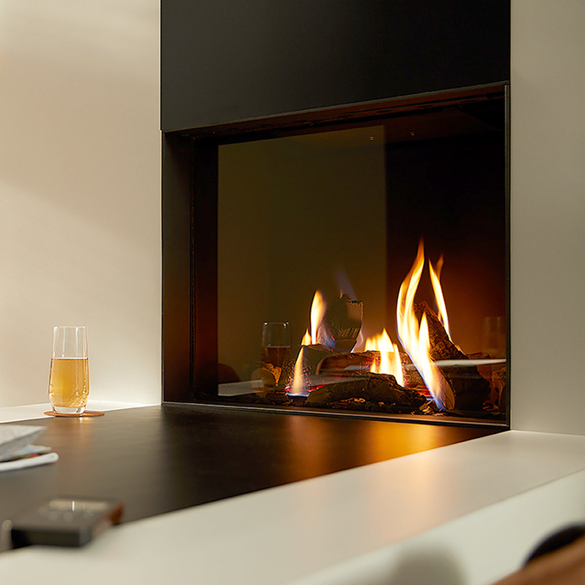 Trimline Fires 64 Front ingebouwde haard met vlammen in moderne woonkamer
