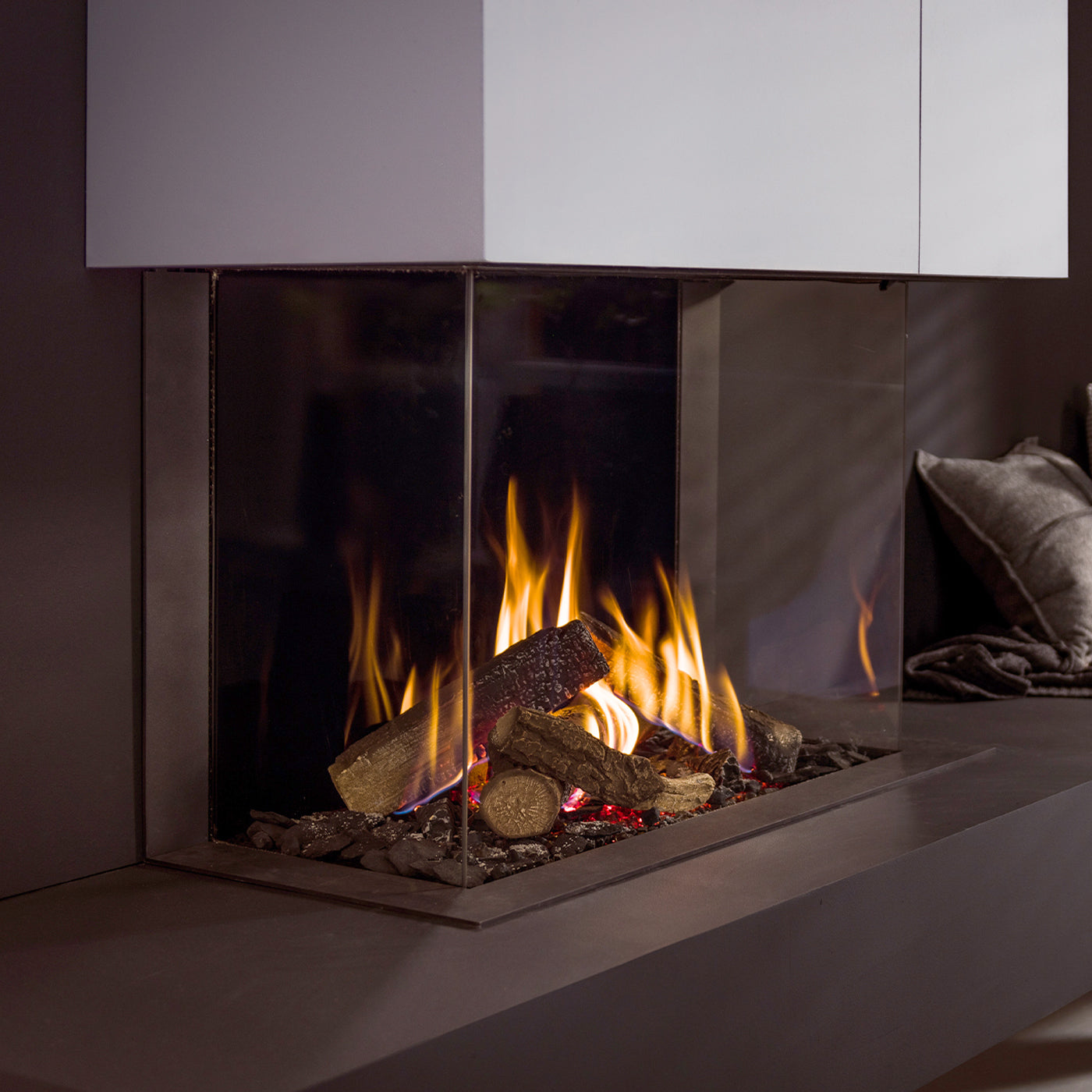 Trimline Fires 83 Panoramic ingebouwde haard met vlammen en houtblokken