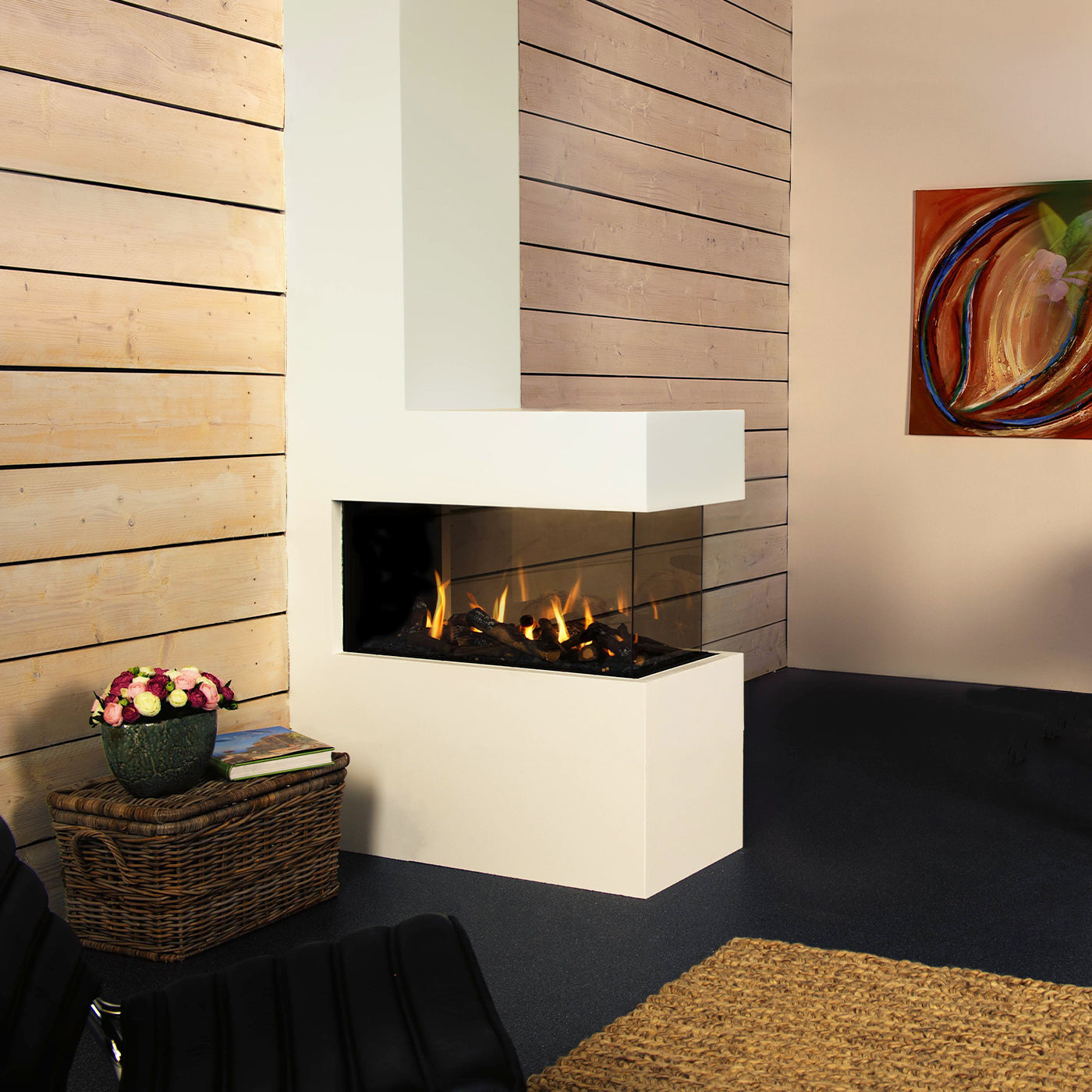 Trimline Fires 85 Room Divider in een moderne woonkamer, ingebouwd met brandende houtblokken