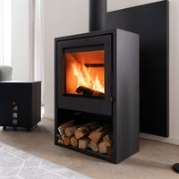 Trimline Fires Woody Air 8 houtkachel met brandend vuur in woonkamer