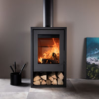 Trimline Fires Woody Air 6 houtkachel met brandend vuur en houtopslag