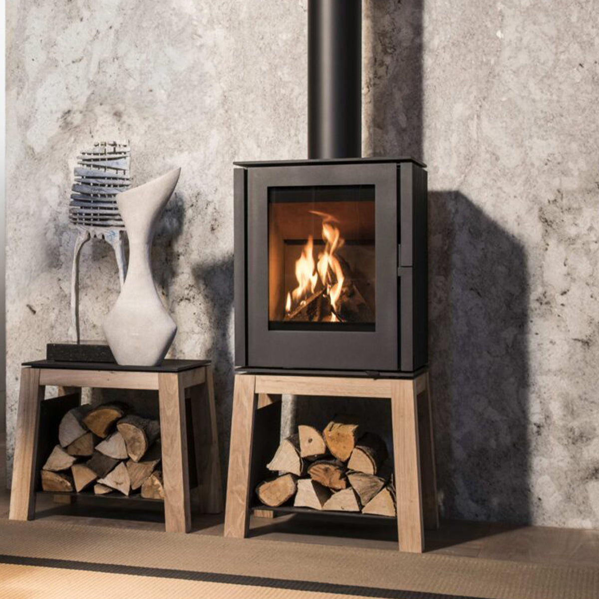 Trimline Fires Woody Loft houtkachel met brandend vuur op houten voet