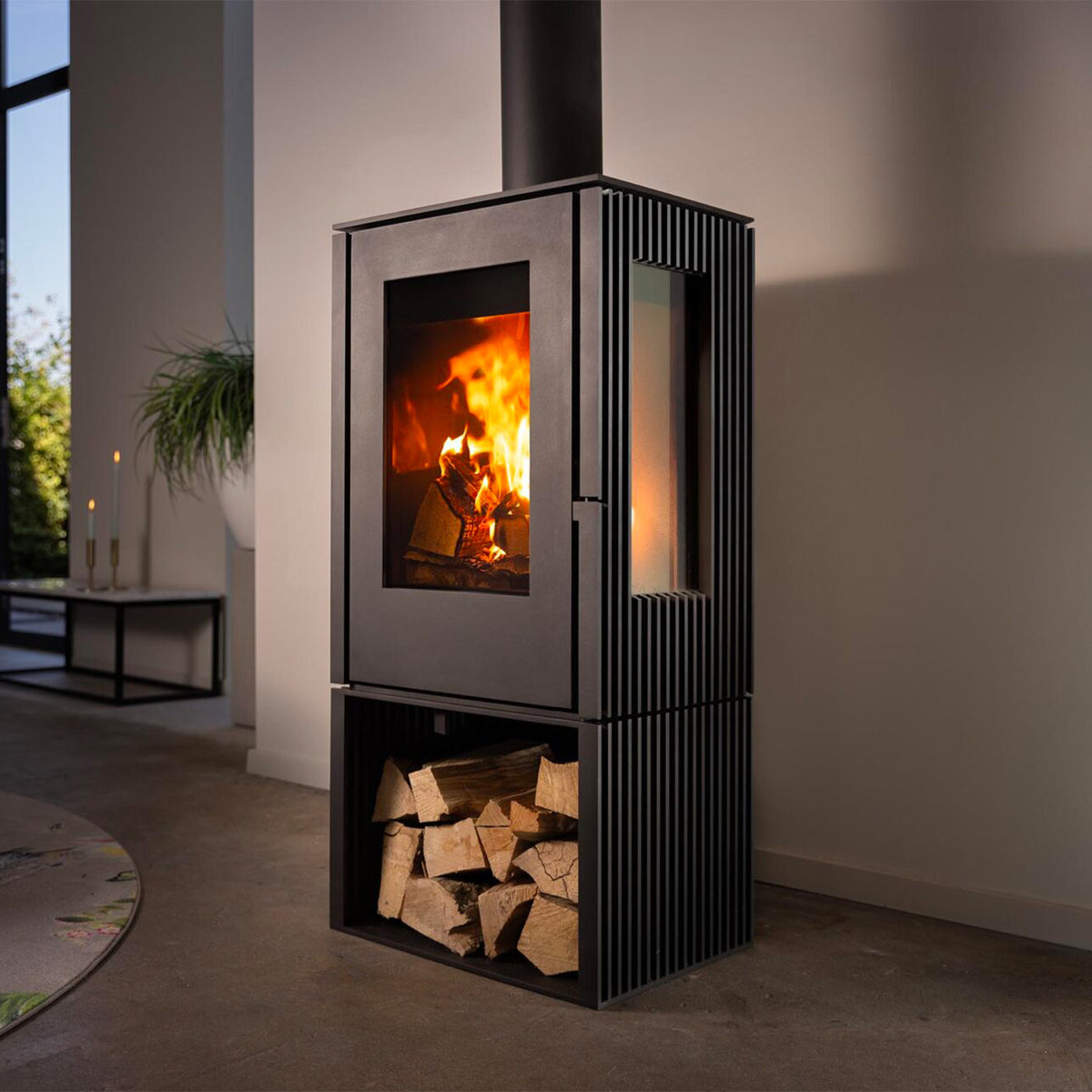 Trimline Fires Woody Loft 3S-O houtkachel in moderne woonkamer met brandend vuur