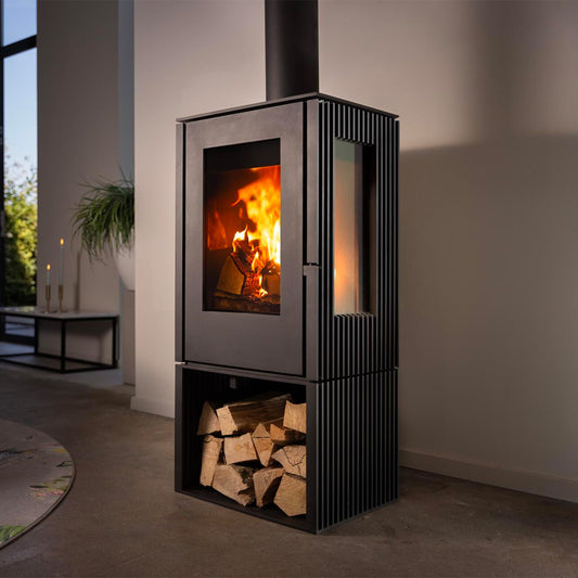 Trimline Fires Woody Loft 3S-O houtkachel in moderne woonkamer met brandend vuur
