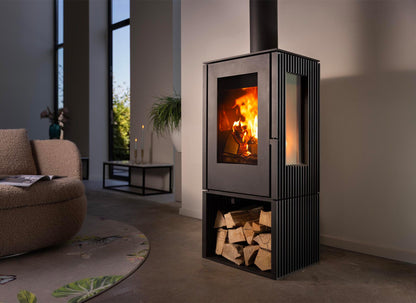 Trimline Fires Woody Loft 3S-O houtkachel met brandend vuur en houtopslag