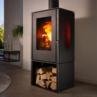 Trimline Fires Woody Loft 3S houtkachel met brandend vuur en houtopslag