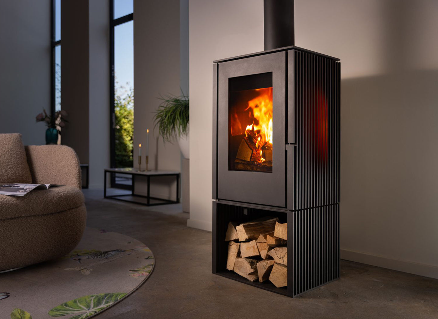 Trimline Fires Woody Loft 3S houtkachel in moderne woonkamer met brandend vuur