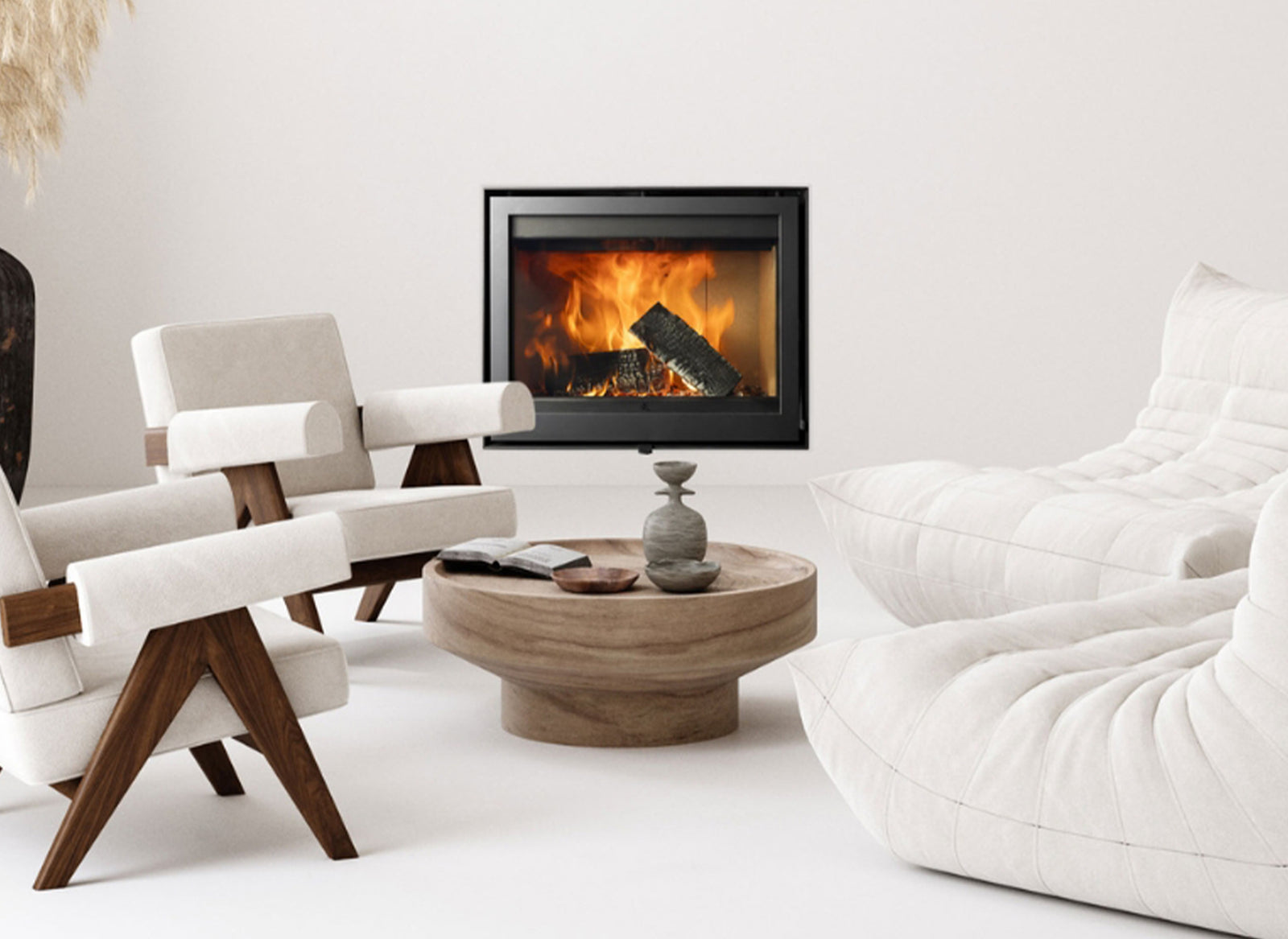 Trimline Fires Woody 72 inzet in witte woonkamer met brandend haardvuur