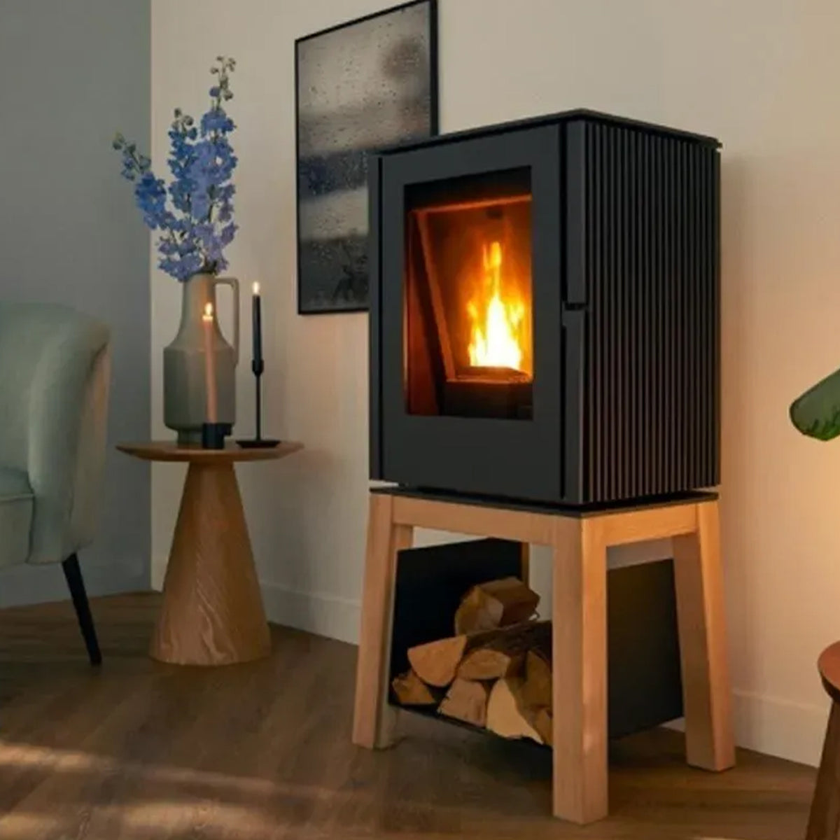 Trimline Fires Woody Loft Pellet kachel in woonkamer met brandend vuur