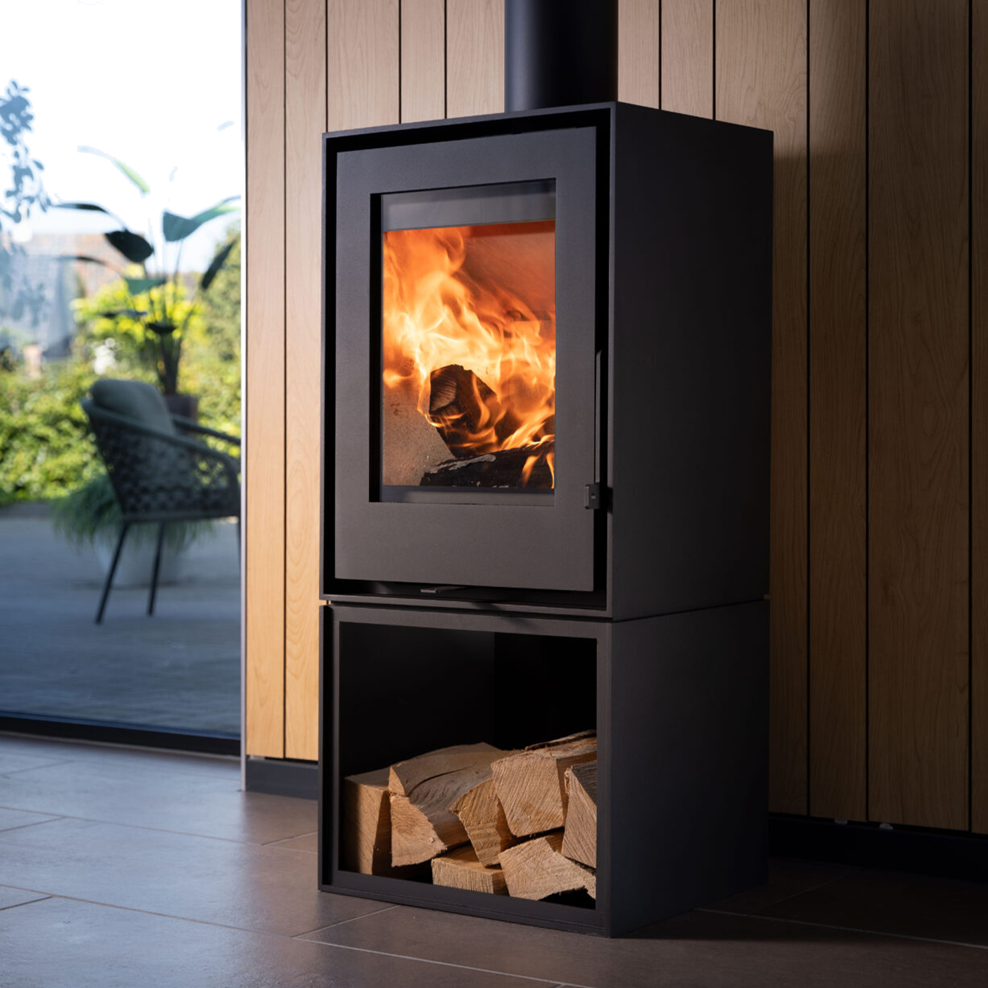 Trimline Fires Woody Orbit houtkachel met brandend vuur en houtopslag