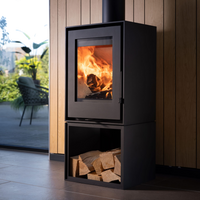 Trimline Fires Woody Orbit houtkachel met brandend vuur en houtopslag