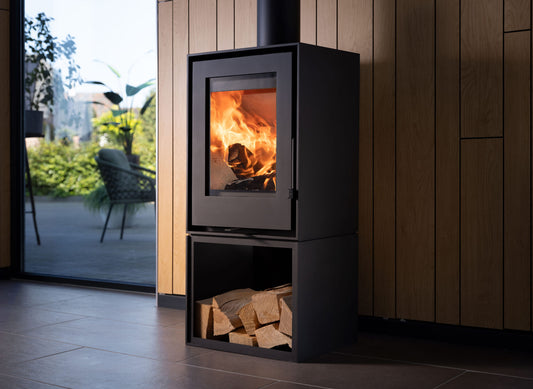Trimline Fires Woody Orbit houtkachel met brandend vuur en houtvak
