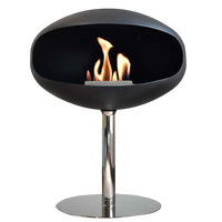 Cocoon Fires Pedestal zwart met zichtbare vlammen op chromen voet
