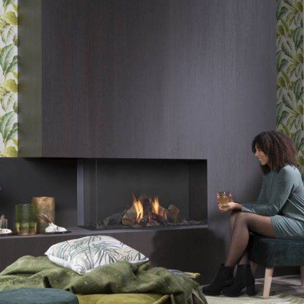 Element4 Summum 100 C in moderne woonkamer met ingebouwde haard en vlammen