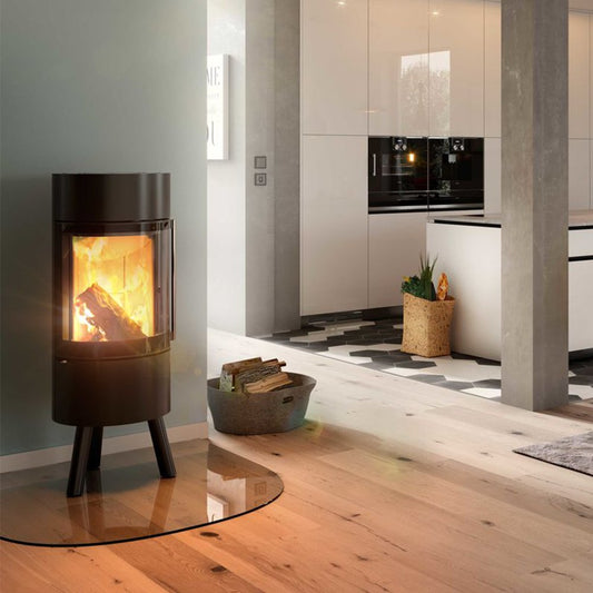 Spartherm Passo XS Tripod in moderne keuken met brandend vuur