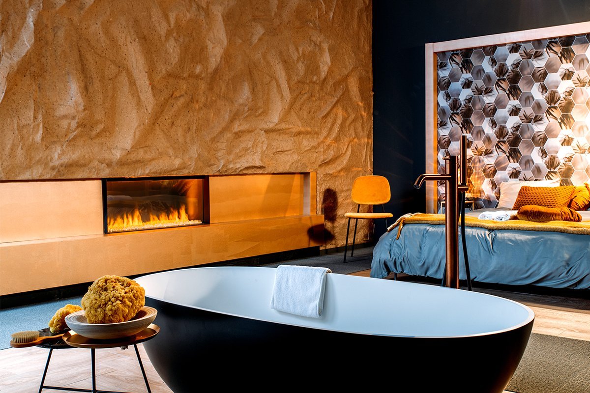 Faber e-MatriX 1050/400 I Front in moderne slaapkamer met haard
