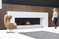 Faber Matrix 1050/650 III Driezijdig in moderne woonkamer met brandend haardvuur