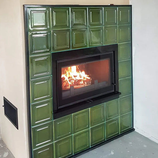 Kratki Franek 14 kW houtkachel met groene tegels en brandend vuur.