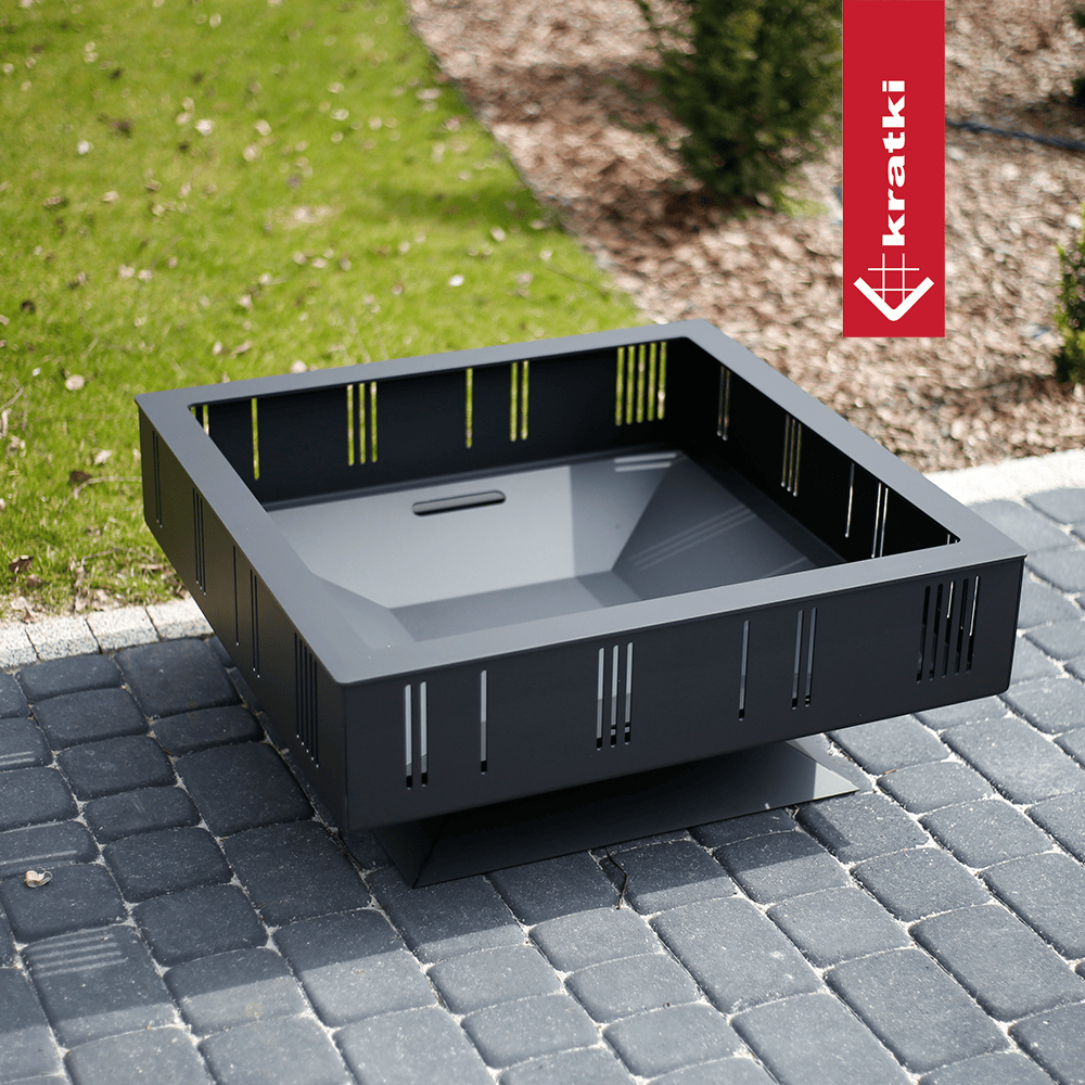 Kratki Quadrum buitenhaard op bestrating in tuin