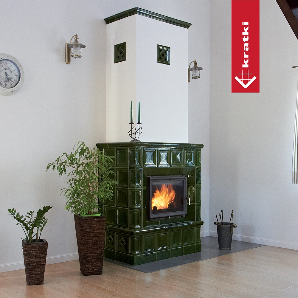 Kratki Zuzia groene tegelkachel met brandend vuur in woonkamer