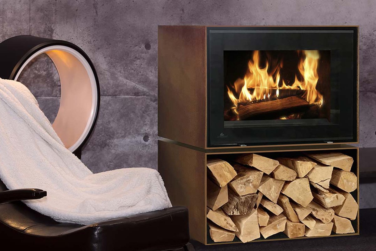 Jydepejsen Zeta Wall met brandend hout en houtopslag