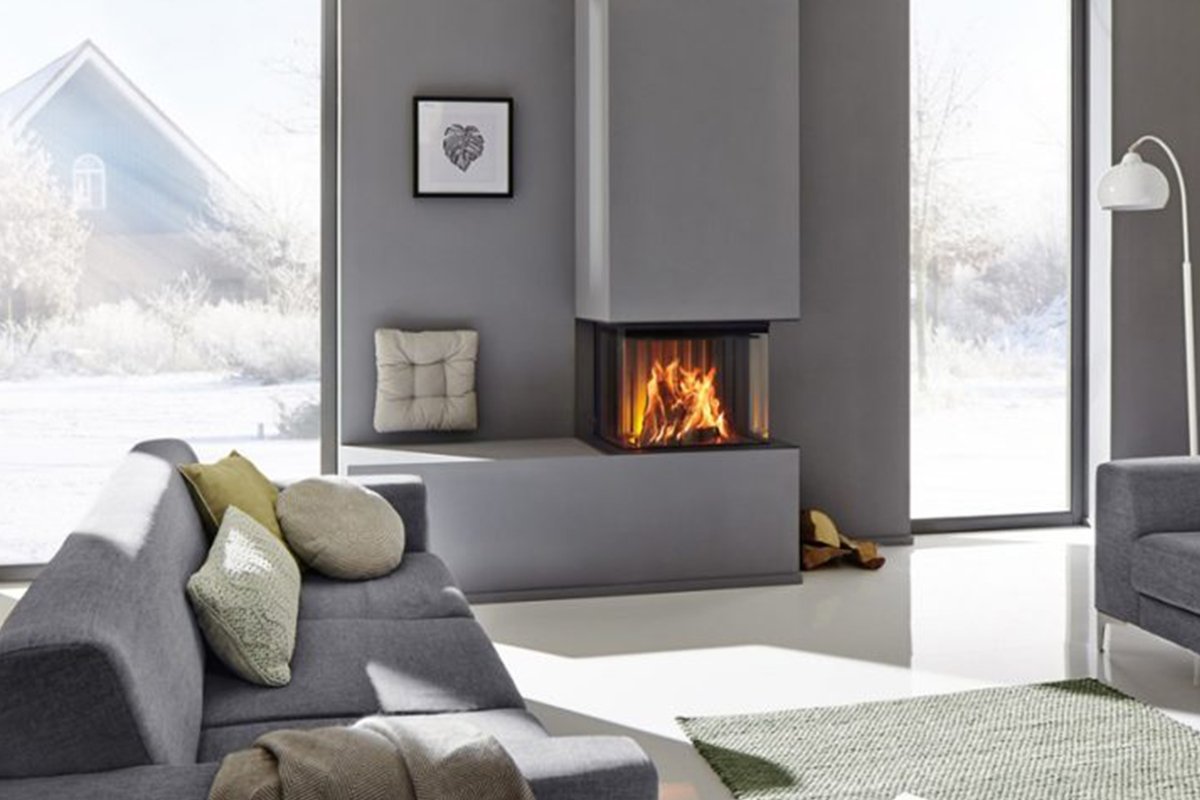 Spartherm Premium Triple 60x38x50 in moderne woonkamer met brandend haardvuur