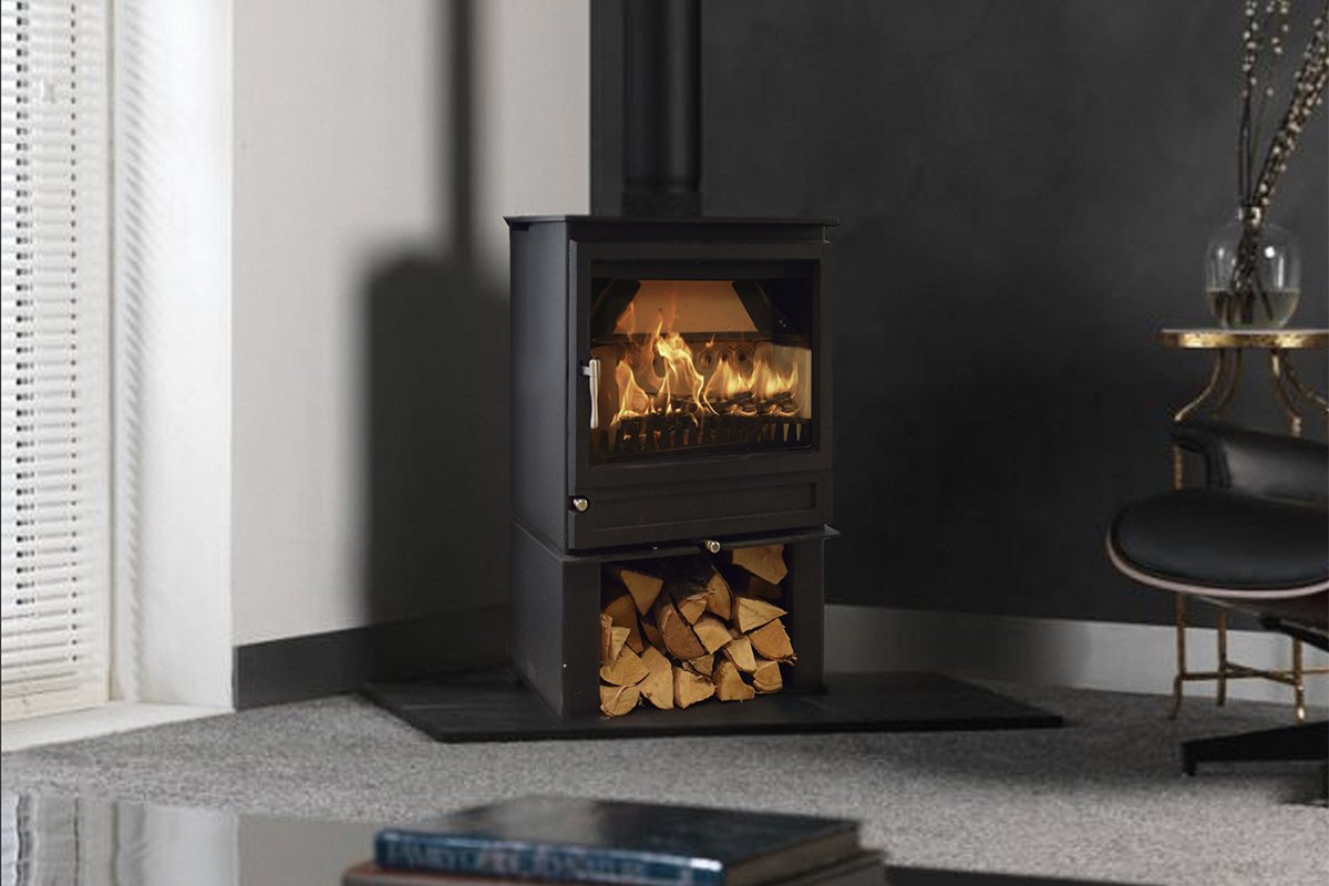 Charlton & Jenrick Purevision Heritage 5kW rechte deur in woonkamer met brandend vuur