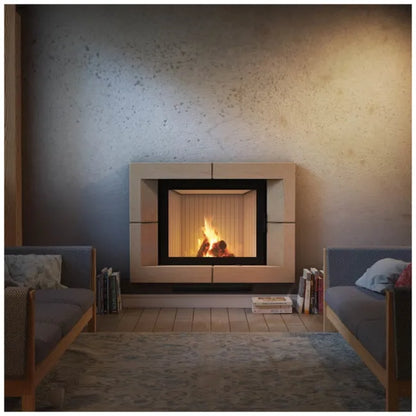 Gezellige woonkamer met Kratki Nadia 13 kW haard, omringd door twee comfortabele stoelen.