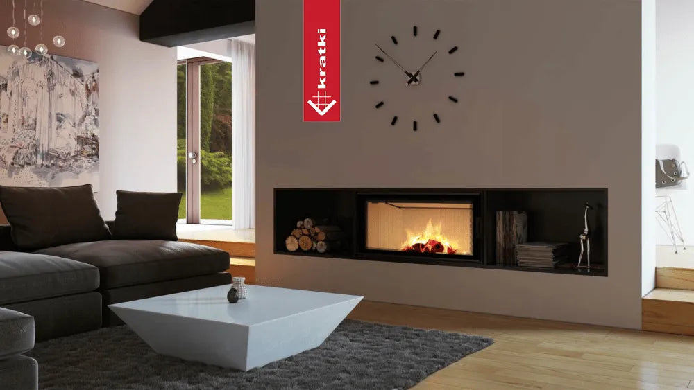 Moderne woonkamer met Kratki Nadia 14 kW haard, strakke inrichting en grote ramen.
