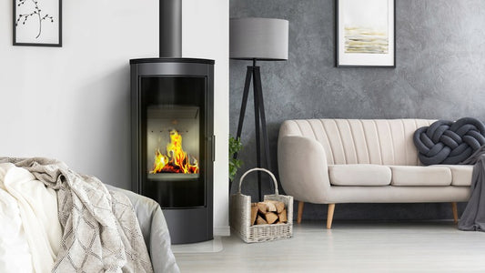 Kratki Titan Rond kachel in moderne woonkamer met brandend vuur