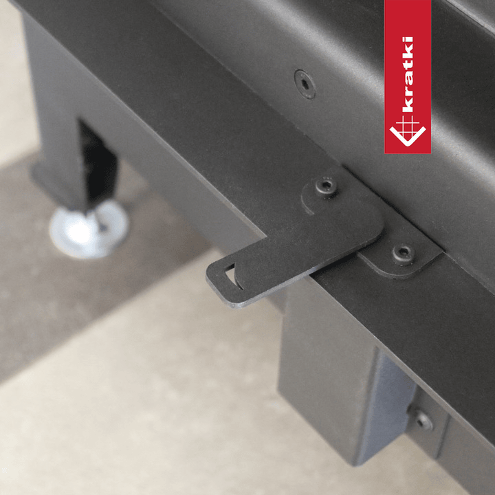 Kratki MBN close-up van metalen bevestigingsplaat en schroeven