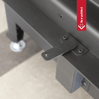 Kratki MBN close-up van metalen bevestigingsplaat en schroeven