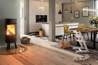 Spartherm Passo XS Tripod in moderne keuken-woonkamer met brandend vuur