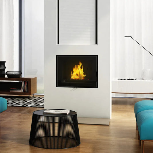 Moderne woonkamer met Kratki Franek 10 kW haard, strakke inrichting en houten vloer.