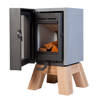 Wanders Oak Concrete houtkachel met open deur en houten onderstel
