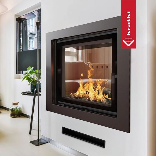 Kratki Lucy CV in moderne woonkamer met brandend vuur achter glas
