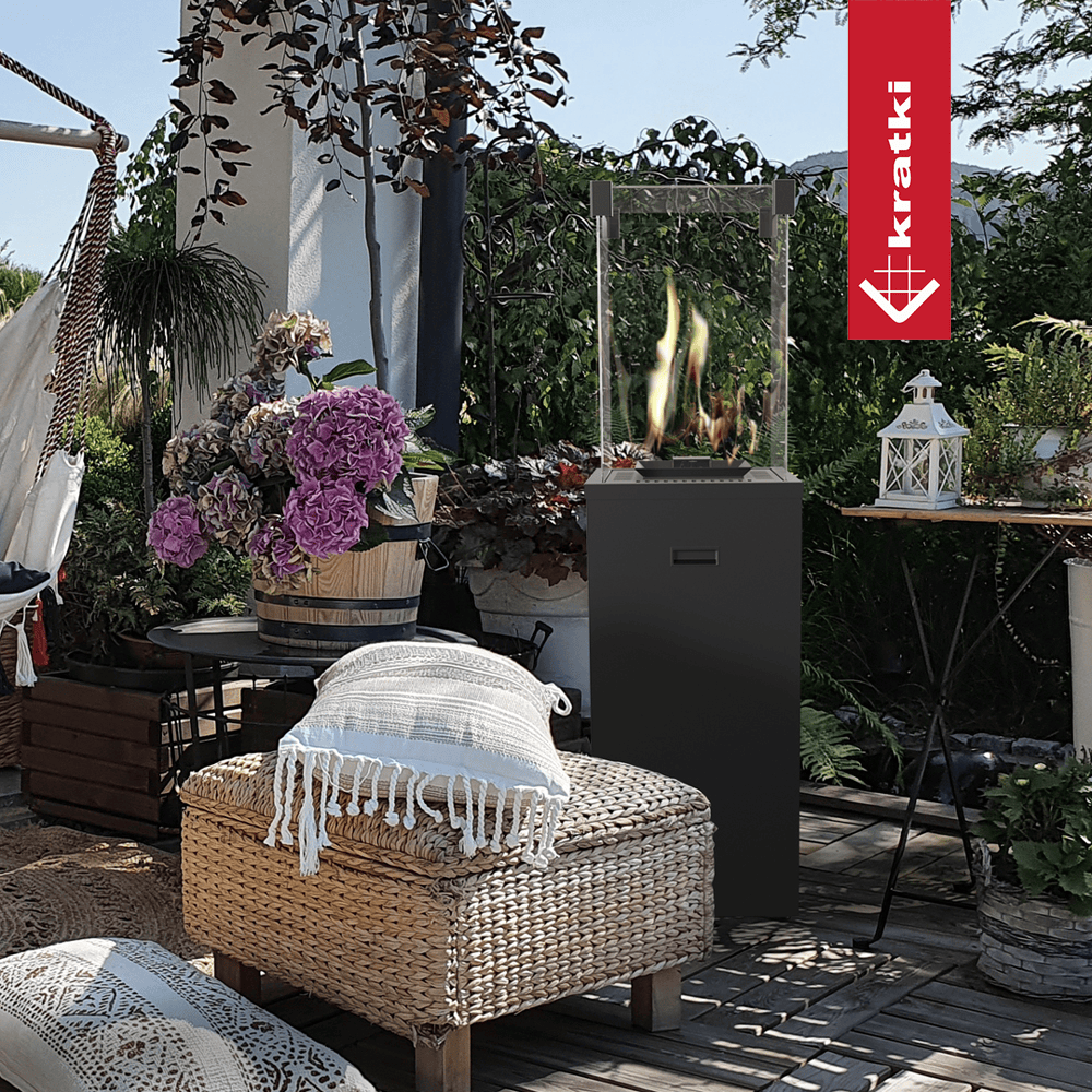 Kratki Patio Slim terrasvuurhaard in groene tuin met vlammen