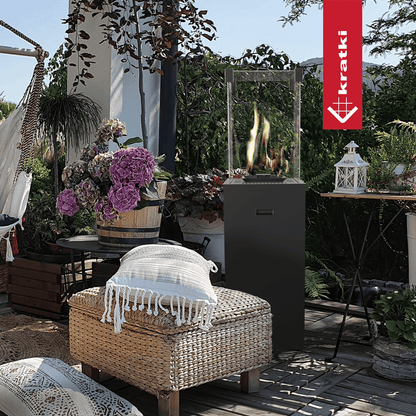 Kratki Patio Slim terrasvuurhaard in groene tuin met vlammen