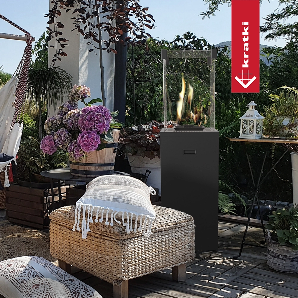 Kratki Patio Slim terrasheater in tuin met zichtbare vlammen