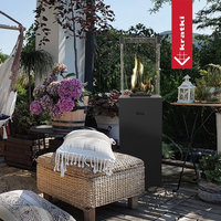 Kratki Patio Slim terrasheater in tuin met zichtbare vlammen