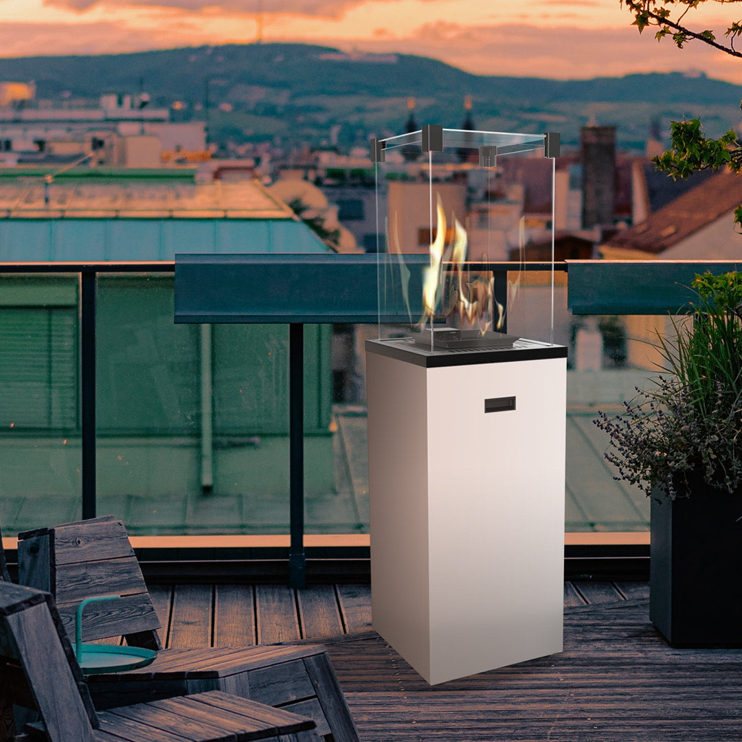 Kratki Patio Slim terrasverwarmer met vlam op houten balkon
