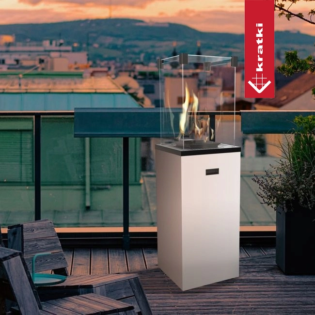 Kratki Patio Slim terrasheater op houten balkon bij zonsondergang
