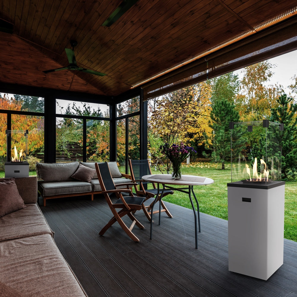 Kratki Patio Slim op terras met vlammen naast tuinmeubilair
