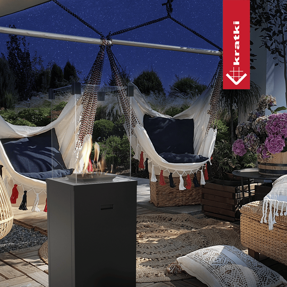 Kratki Patio Slim terrasverwarmer tussen hangstoelen in een sfeervolle buitenlounge