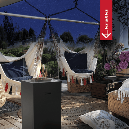 Kratki Patio Slim terrasverwarmer tussen hangstoelen in een sfeervolle buitenlounge