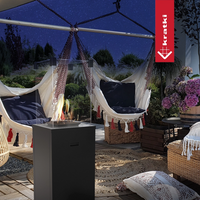 Kratki Patio Slim terrasheater naast hangstoelen onder een sterrenhemel