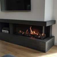 Kratki Leo 100 in moderne woonkamer met ingebouwde haard en vlammen