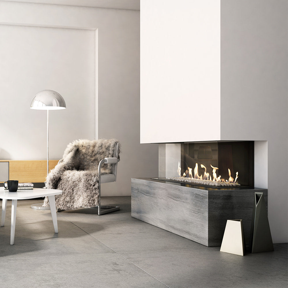 Kratki Leo 100 in moderne woonkamer met haardvuur en fauteuil